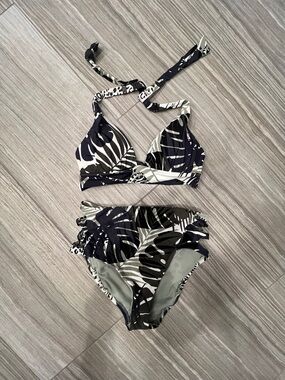 Tropical Leaf Print Bikini Set in Black & White